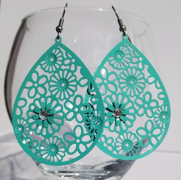 🆕️ 3/$18 Boho Chic Flower Dangle Fashion Earring - Picture 2 of 8